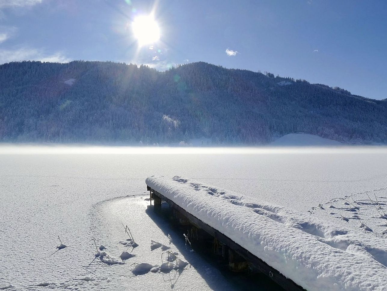 Un lago en las montañas al amanecer, aún congelado